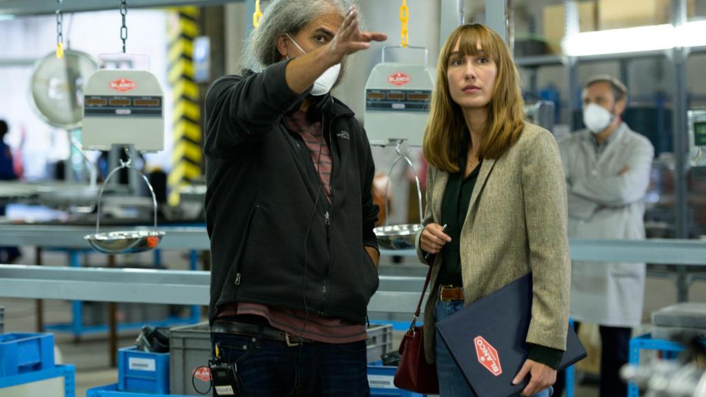 Fernando león junto a Almudena Amor en el rodaje de 'El buen patrón'.