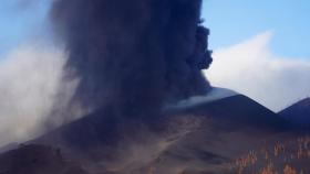 La columna de humo del volcán de Cumbre Vieja.