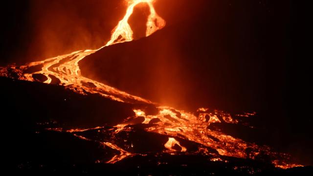 Lava fluyendo del volcán de La Palma.