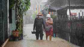 Gente caminando durante un temporal en Tailandia.