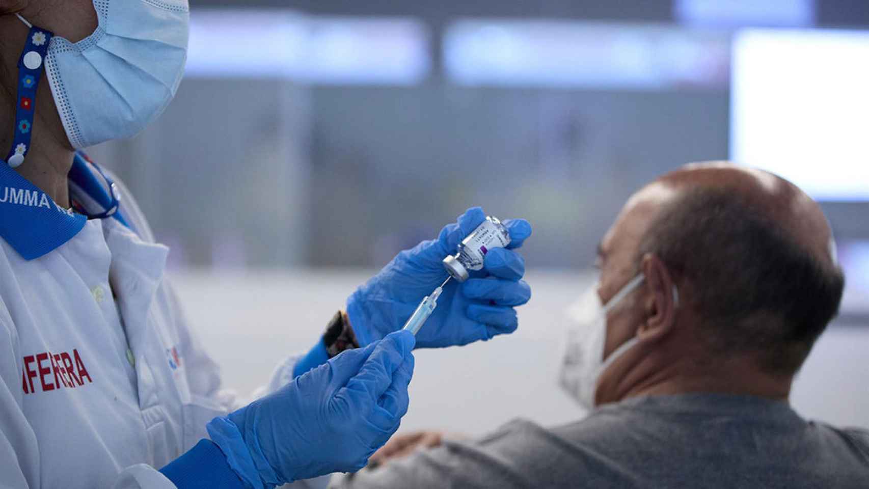 Una enfermera prepara una dosis de la vacuna frente a la COVID