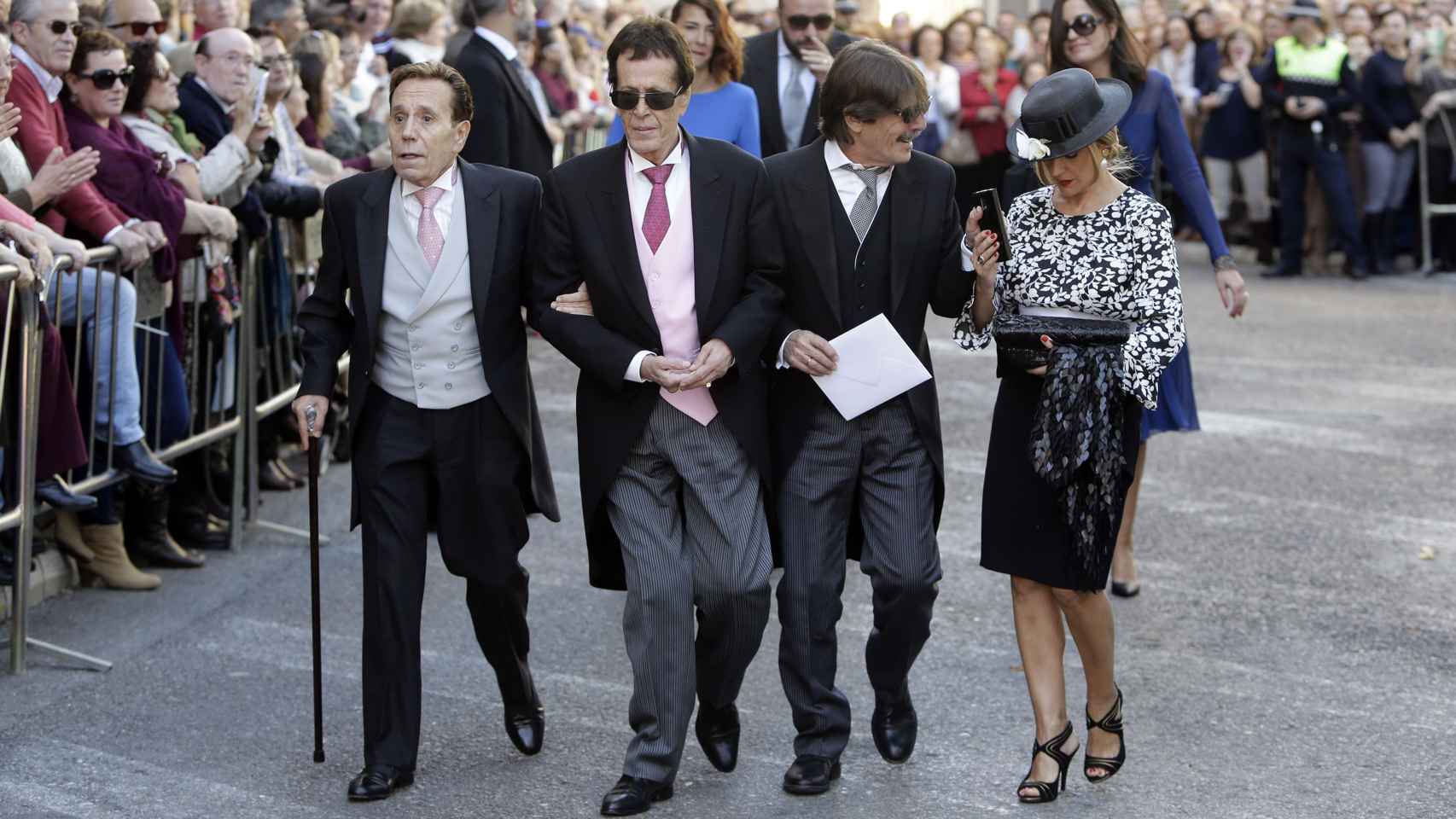 Hilario López Millán junto a Pive Amador y su marido Alberto en la boda de Cayetano Rivera y Eva González.
