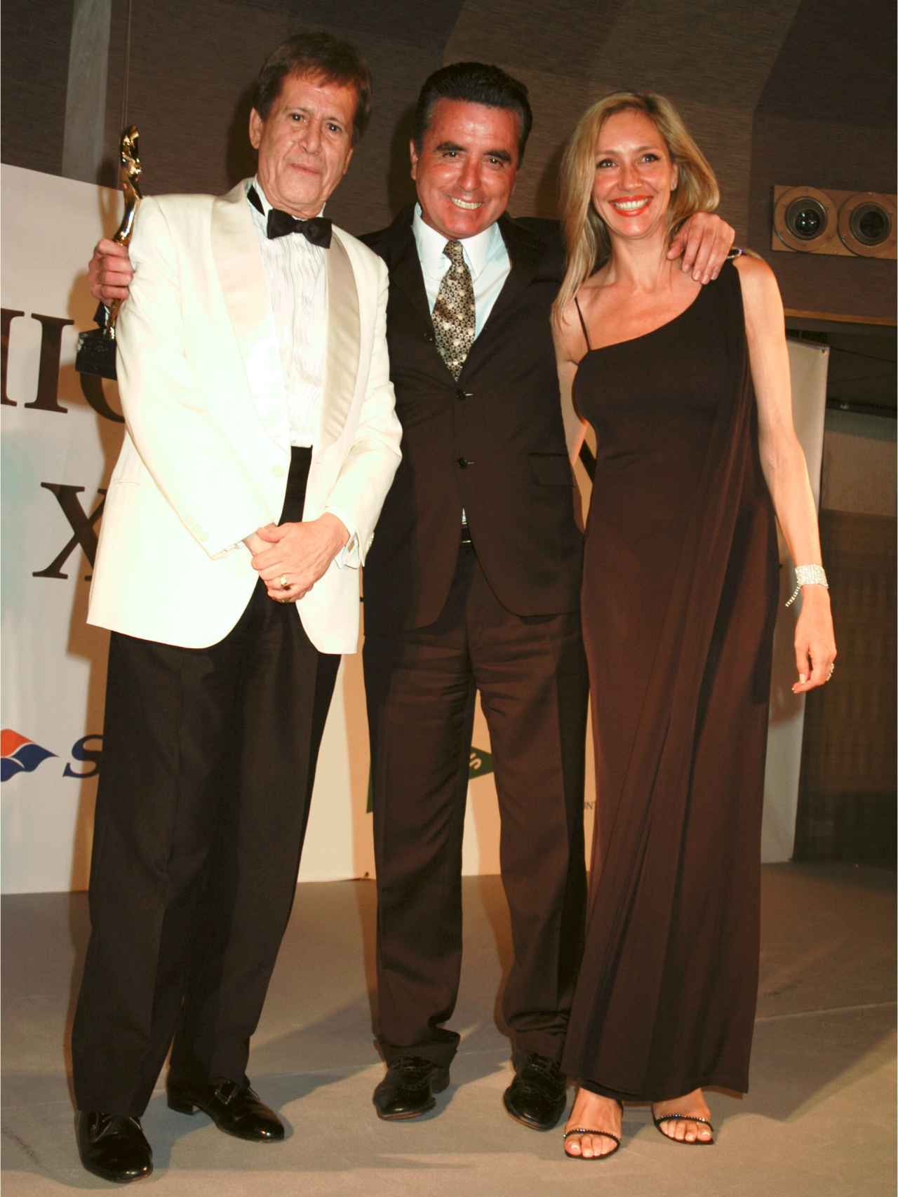 Hilario López Millán, José Ortega Cano y Marta Robles, durante la entrega de Premios Antena de Oro en 2004.