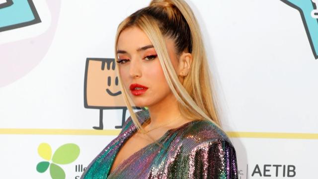 La artista Lola Índigo en la alfombra roja de la gala de nominados de LOS40 Music Awards 2021.