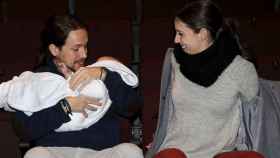 Pablo Iglesias e Irene Montero con el bebé de Carolina Bescansa.