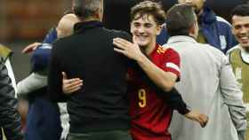 Luis Enrique abrazándose con Gavi tras ganar a Italia