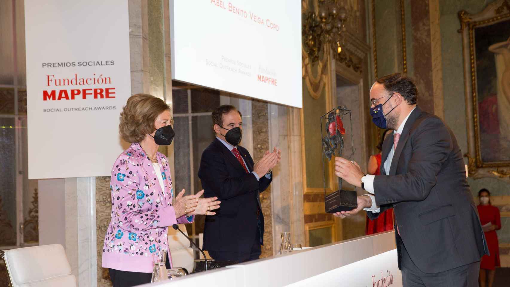 Abel Veiga recogió el X Premio Internacional de Seguros Julio Castelo Matrán.