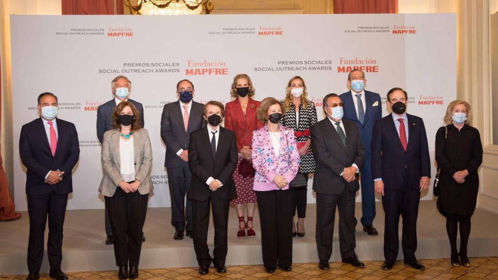 Fotografía de los premiados por la Fundación MAPFRE por su labor social, entre los que se encuentra el cantante Raphael, junto a S.M. la reina doña Sofía.