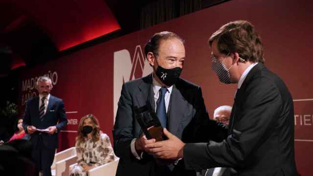 Gregorio Marañón recibe el premio 'Madrileño del Año' de manos del alcalde de Madrid, José Luis Martínez Almeida.