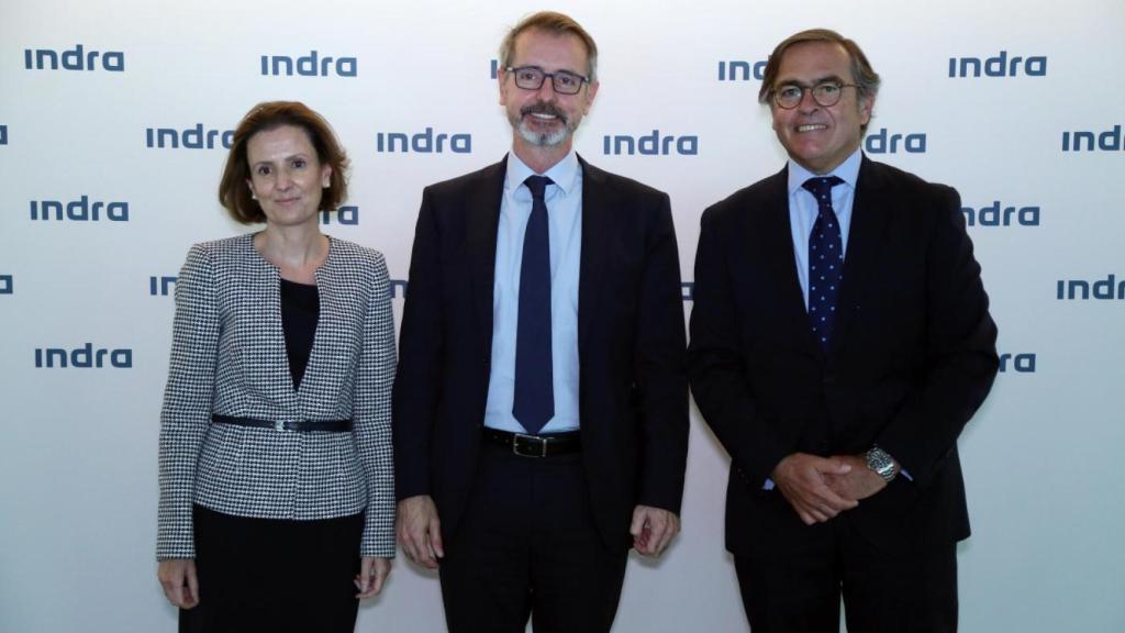 Marc Murta, presidente de Indra (en el centro, junto a los consejeros delegados, Cristina Ruiz e Ignacio Mataix)