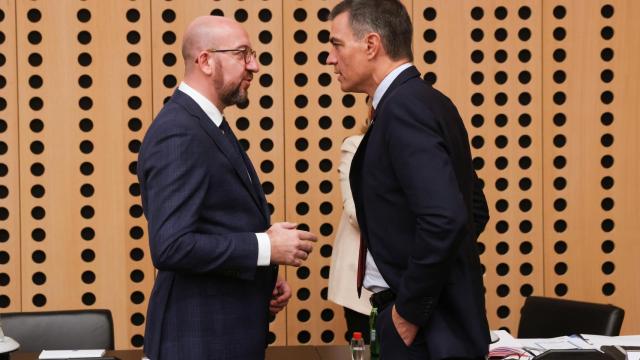 Pedro Sánchez conversa con el presidente del Consejo Europeo, Charles Michel, este miércoles durante la cumbre de Eslovenia