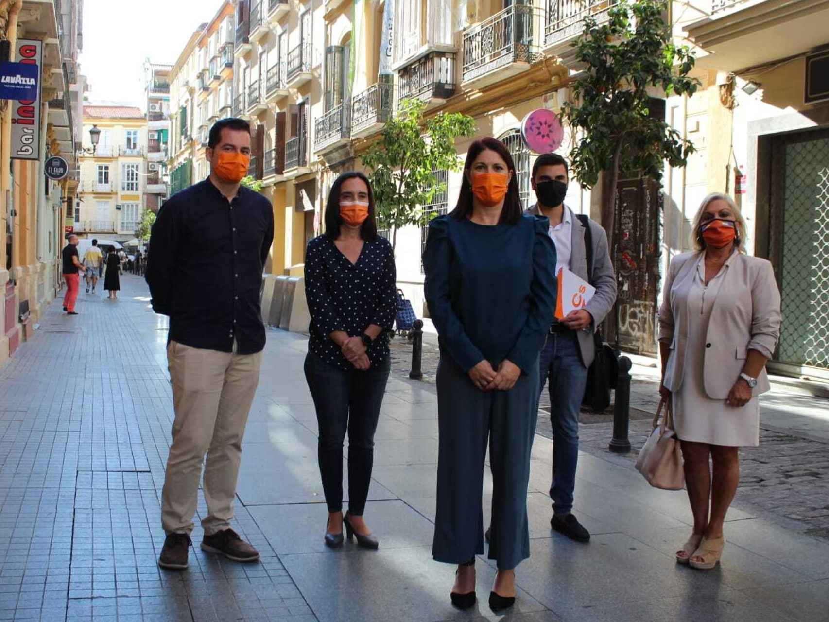Noelia Losada, acompañada por representantes de Cs, junto a La Casa Invisible, en Málaga.