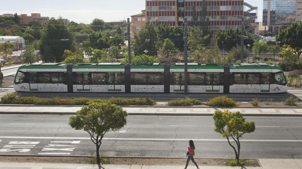 Uno de los trenes del Metro de Málaga, a su paso por el tramo de la Universidad.