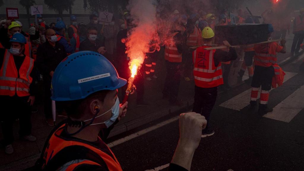 Un trabajador de Vestas enciende una bengala en una marcha contra el cierre de la fábrica de Viveiro (Lugo) realizada en Santiago de Compostela.