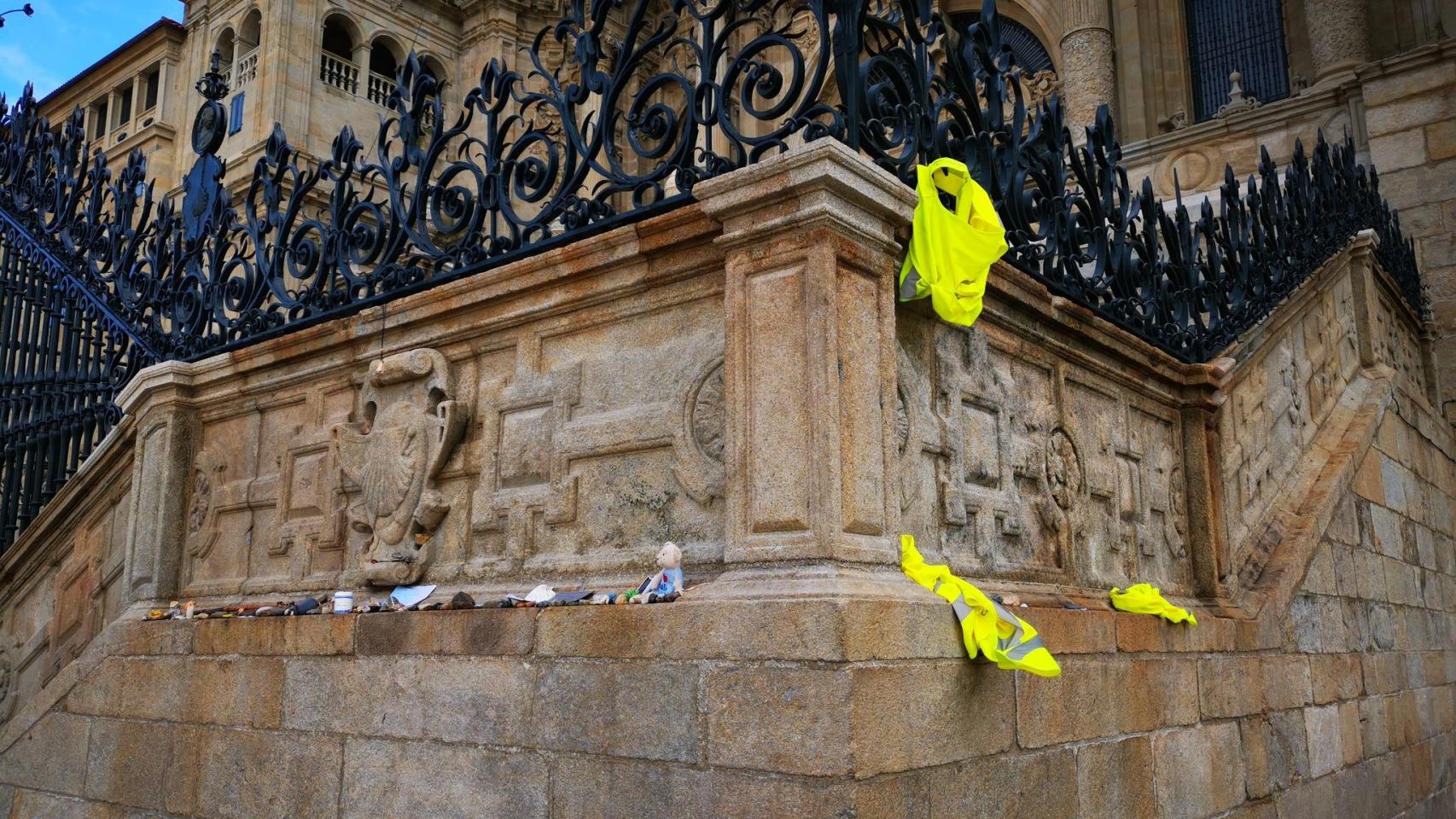 Algunas de las 'ofrendas' de los peregrinos en la catedral de Santiago de Compostela.