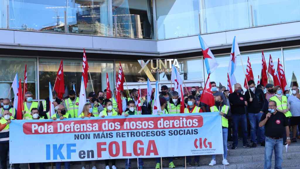 Personal de IKF protesta en Vigo para forzar la intervención de la Xunta en el conflicto
