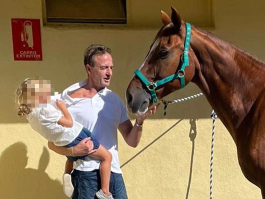 Alessandro Lequio con su hija Ginevra, durante sus clases de equitación.