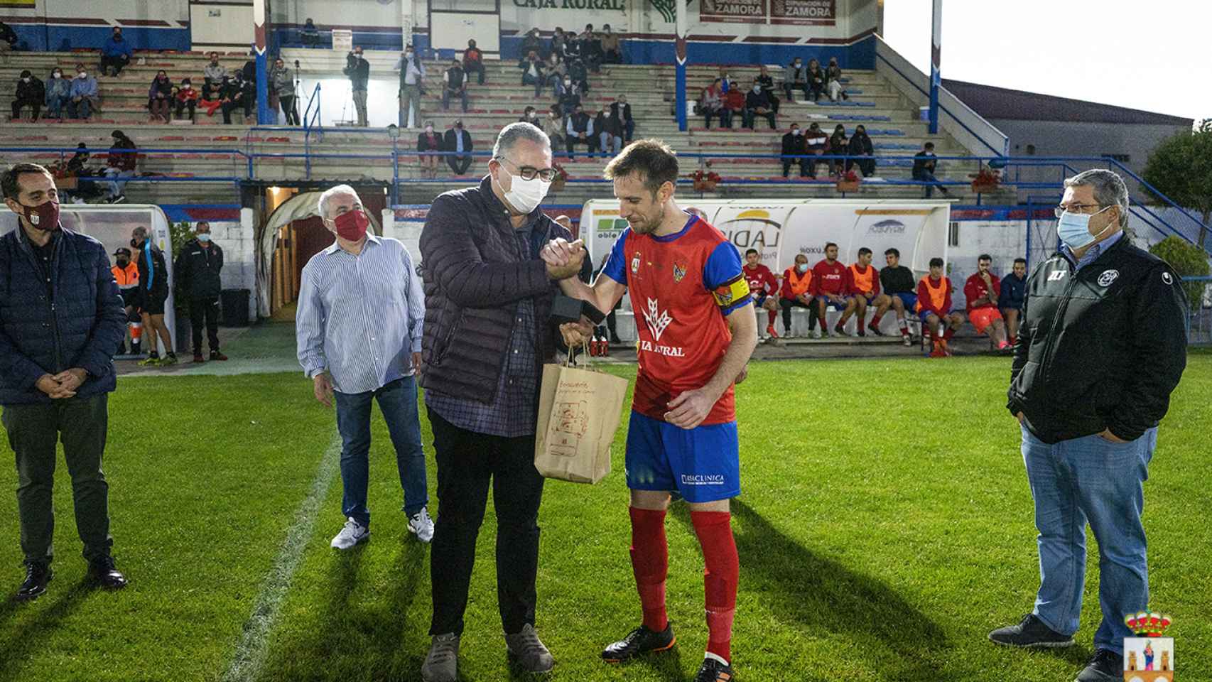 Jesús María Prada entrega un obsequio a un jugador del CD Benavente
