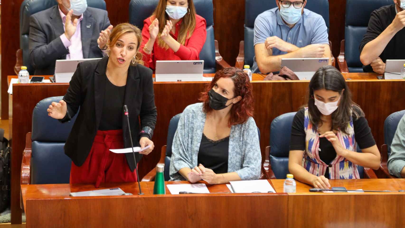 La portavoz de Más Madrid en la Asamblea, Mónica García (i), interviene en el Pleno de la Asamblea de Madrid.