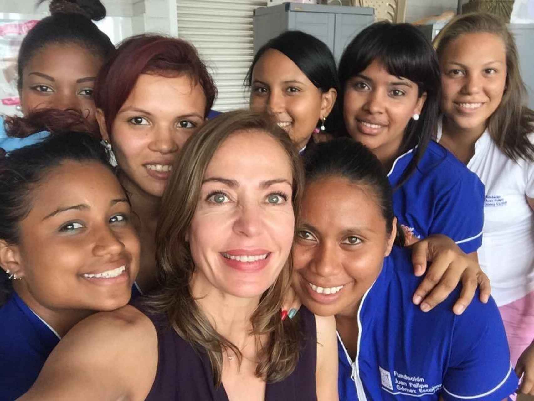 Catalina Escobar junto a mujeres en la Fundación.