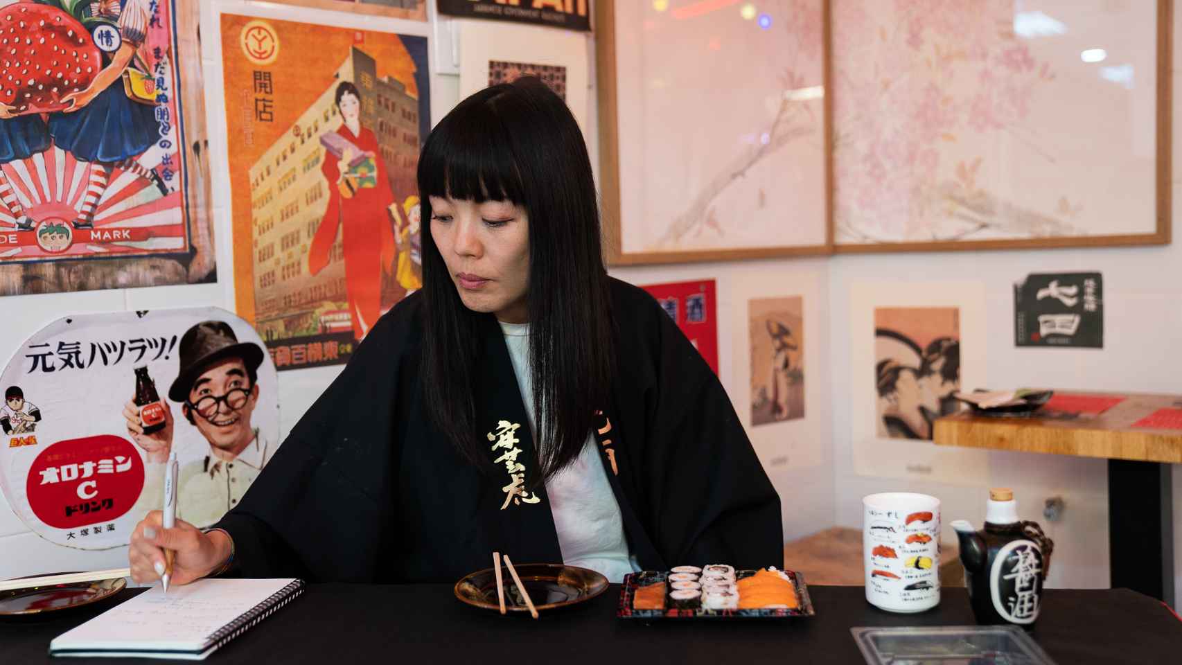 Yoka Kamada, anotando las valoraciones del sushi de Mercadona.