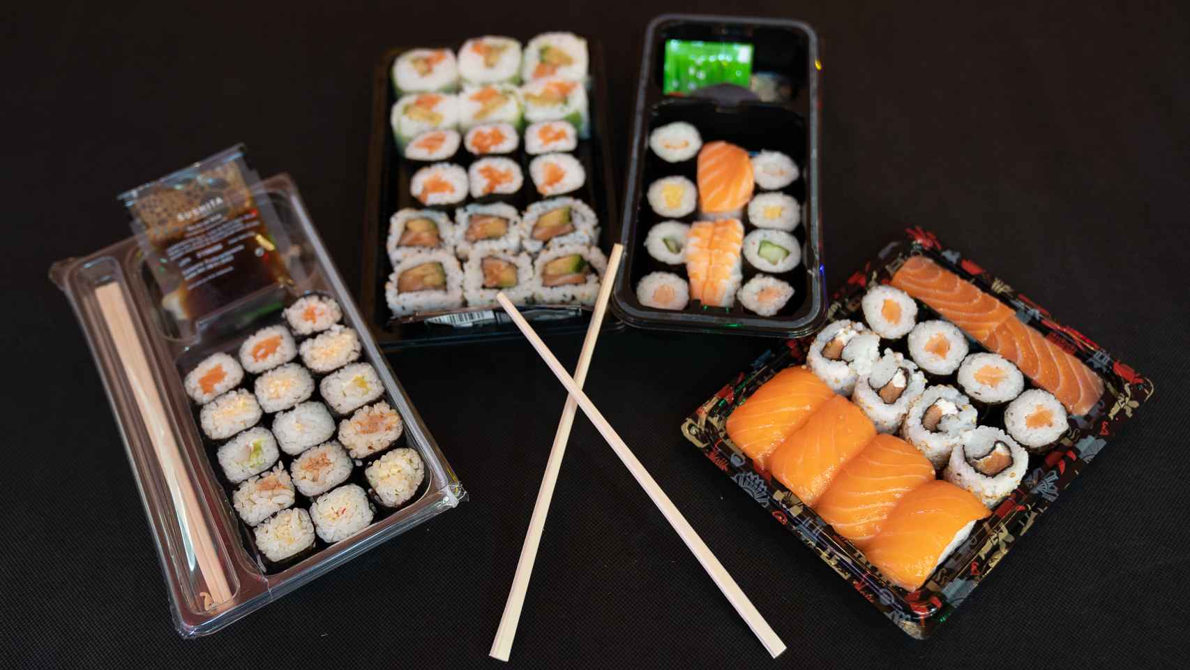 Las cuatro bandejas de sushi de los supermercados analizadas en la cata.
