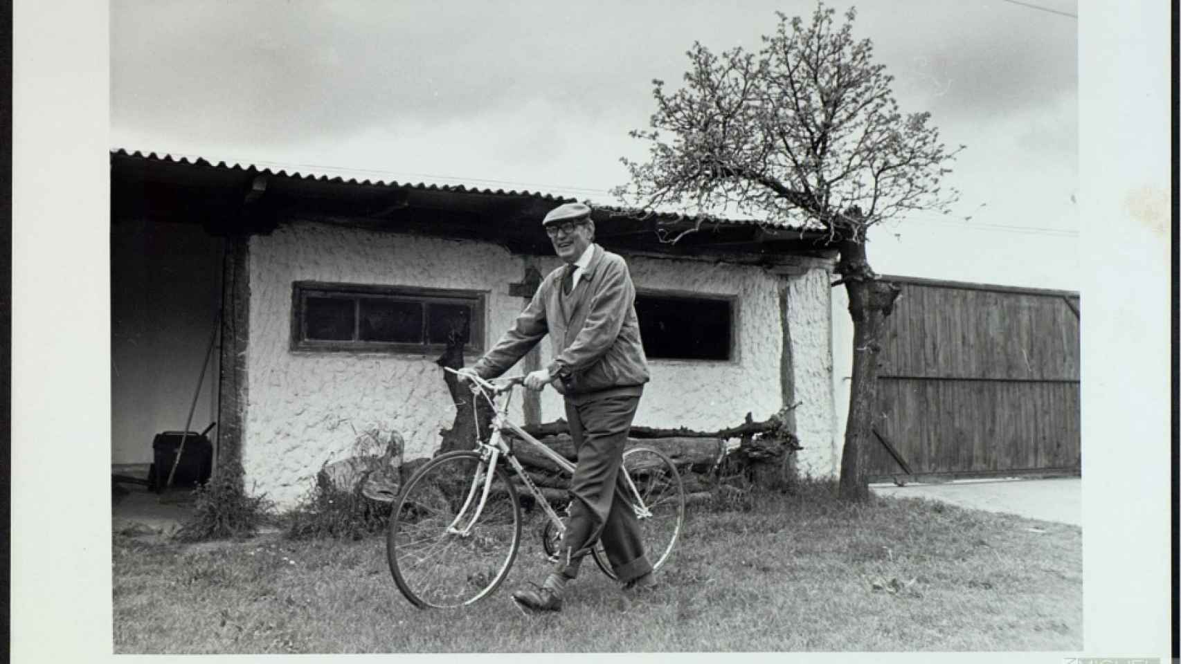 Miguel Delibes, junto a su bicicleta