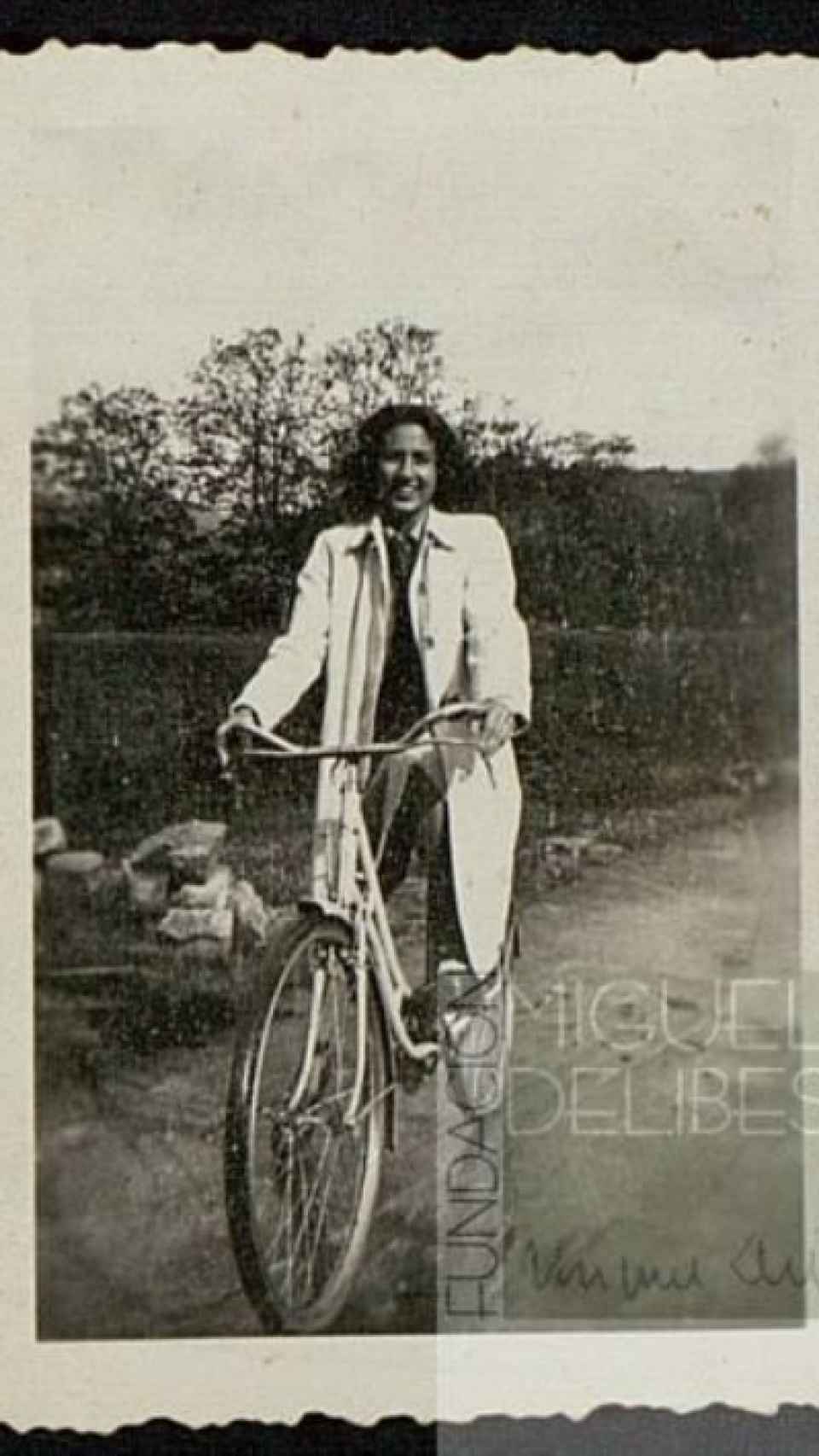 Ángeles de Castro, montada en su bicicleta