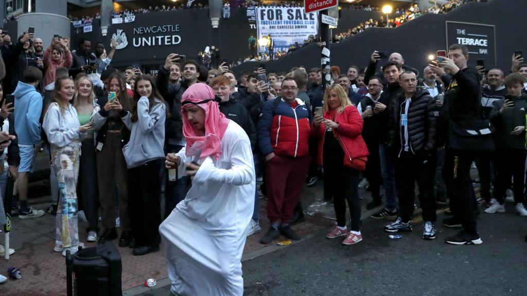 Los aficionados del Newcastle celebran la compra del club