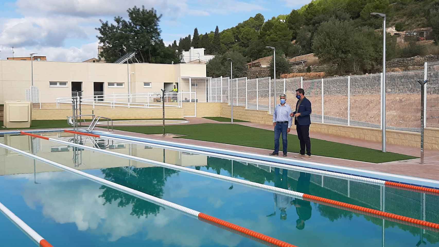 ·         El diputado Javier Gutiérrez visita la nueva piscina municipal, ejecutada  con un presupuesto de 480.000 euros.