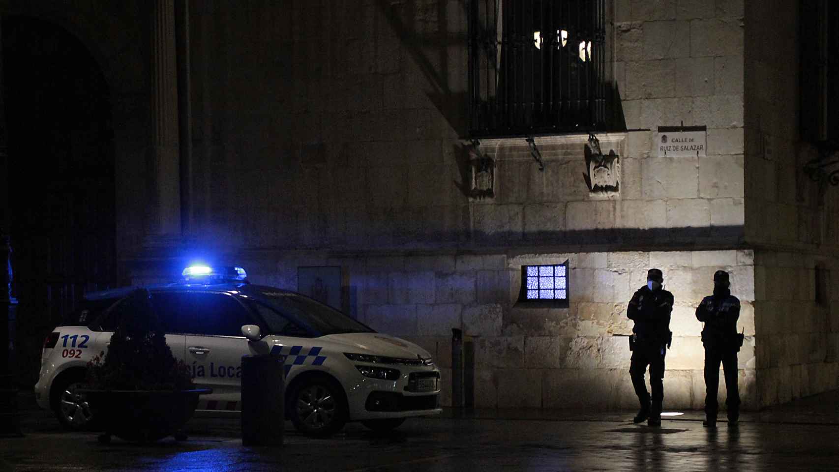 Agentes de la Policía Local de León  patrullan por la noche las calles de la ciudad