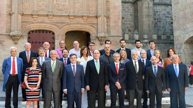 Foto de familia de los miembros del Consejo Social de la USAL en el Patio de Escuelas