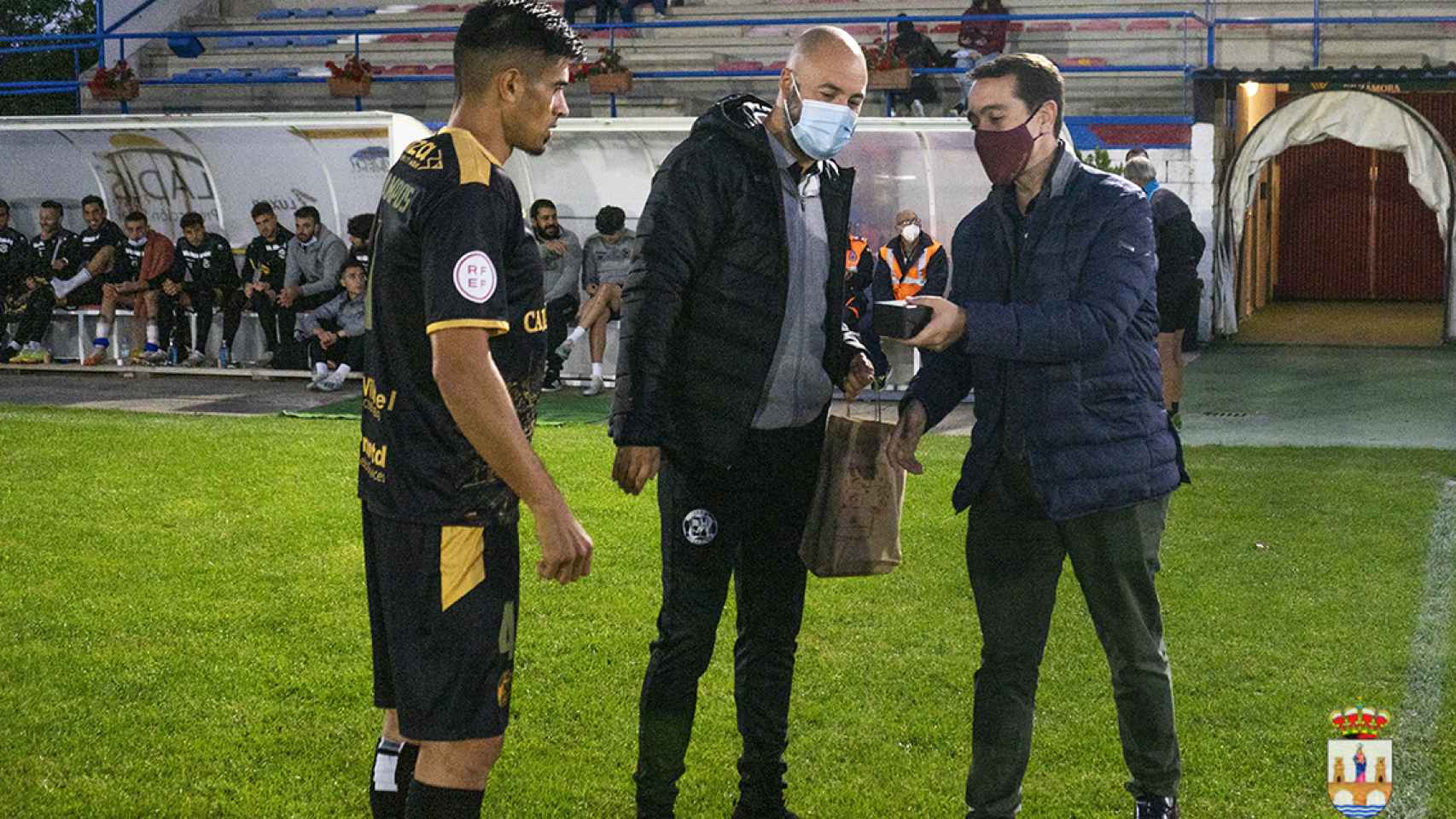 Luciano Huerga entrega un obsequio al entrenador del Zamora CF, David Movilla