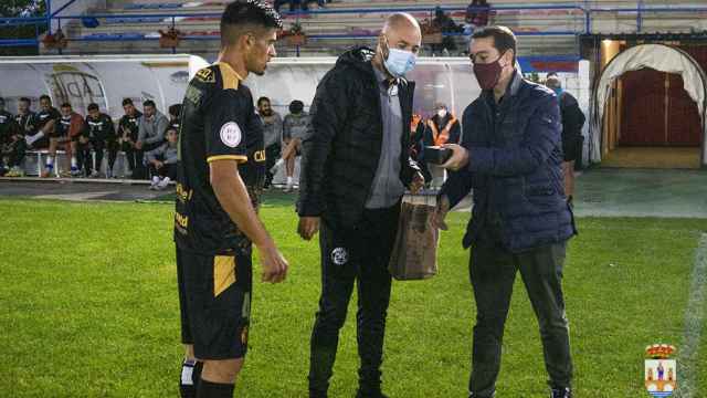 Luciano Huerga entrega un obsequio al entrenador del Zamora CF, David Movilla