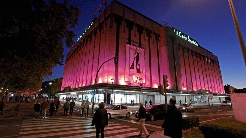 El Corte Ingles Valladolid iluminado de rosa