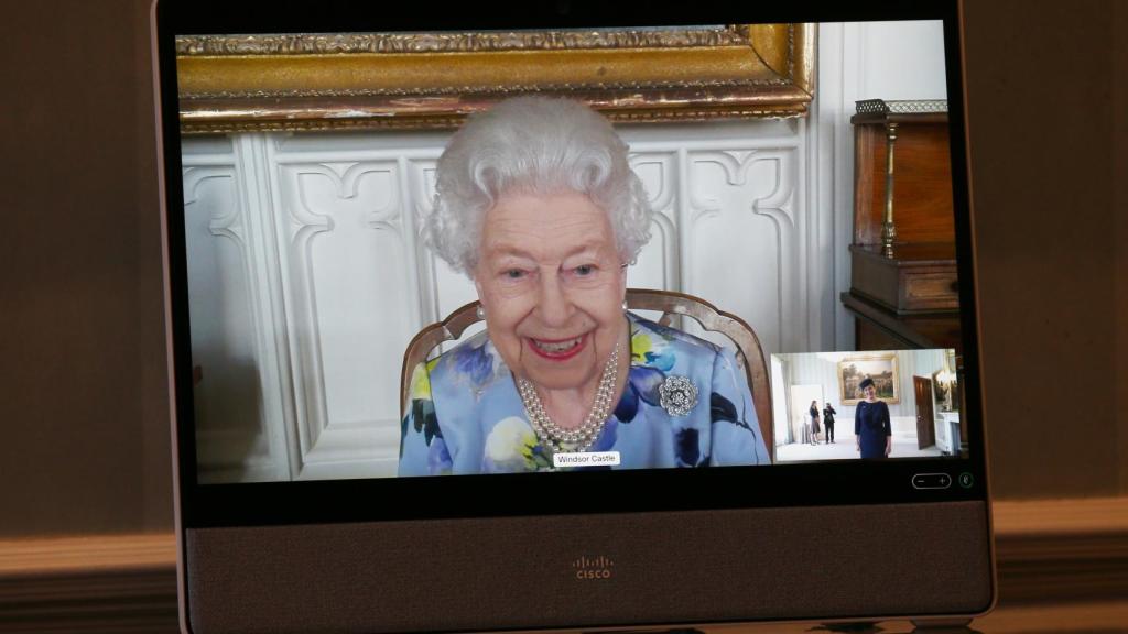 La reina Isabel con el broche creado a partir de las joyas que llevó el día de su boda.