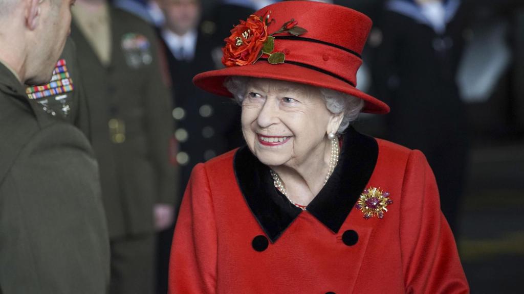 Isabel II luciendo el broche Grima Ruby Scarab que le regaló su marido.