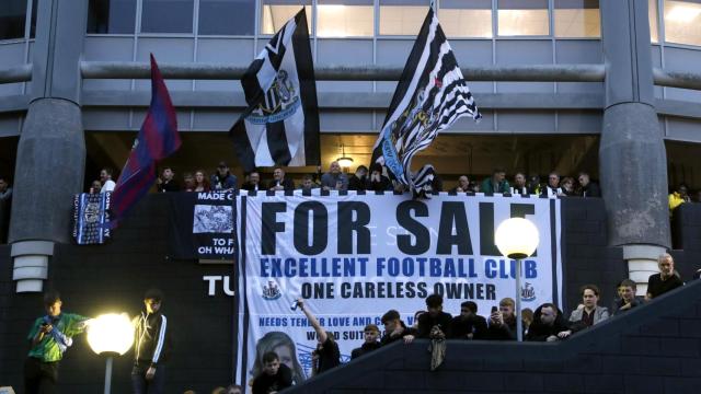 Los aficionados del Newcastle celebran la compra del club