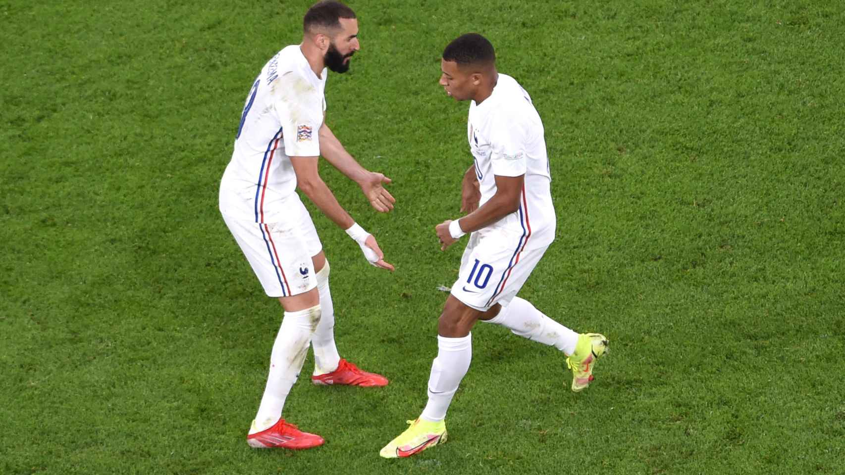 Karim Benzema y Kylian Mbappé celebran un gol durante el Bélgica - Francia