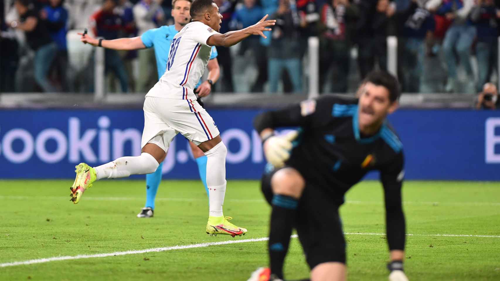 Kylian Mbappé bate de penalti a Thibaut Courtois durante el Bélgica - Francia