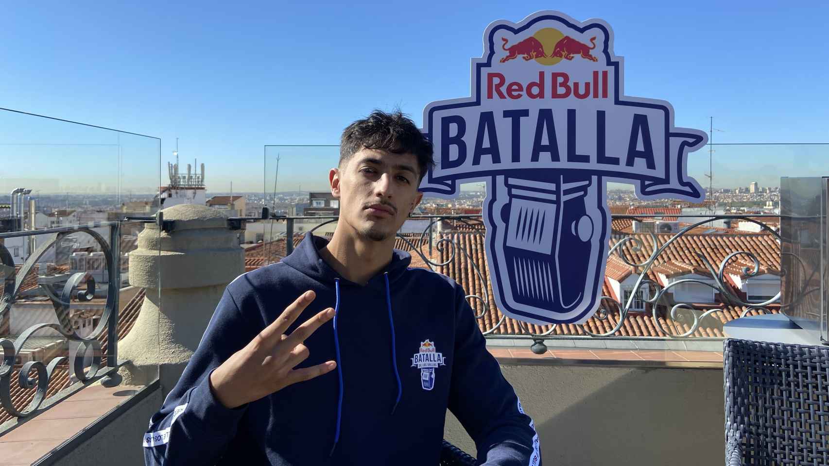 Tirpa posa delante del cartel de Red Bull Batalla para EL ESPAÑOL