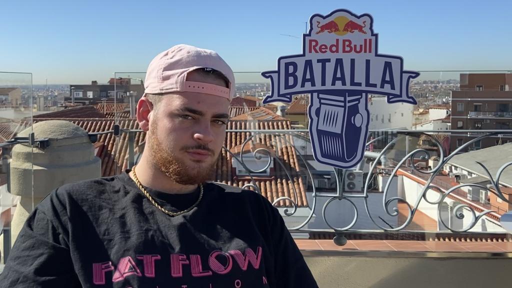 MNAK posa delante del cartel de Red Bull Batalla para El Español