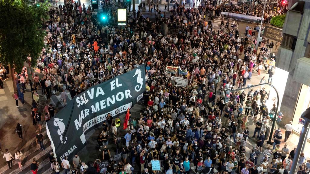 Miles de personas atravesando la Gran Vía de Murcia para exigir una solución al Mar Menor.