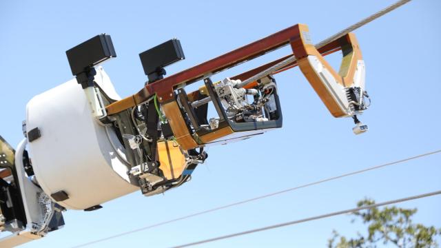 Primer plano de Bombyx, el robot de Facebook que instala fibra óptica en el tendido eléctrico.