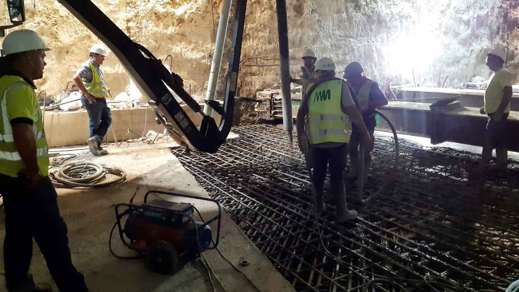Trabajos finales del hormigonado del túnel del Metro de Málaga.