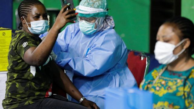 Una mujer recibe una dosis de la vacuna contra la Covid-19 en Jakarta, Indonesia.