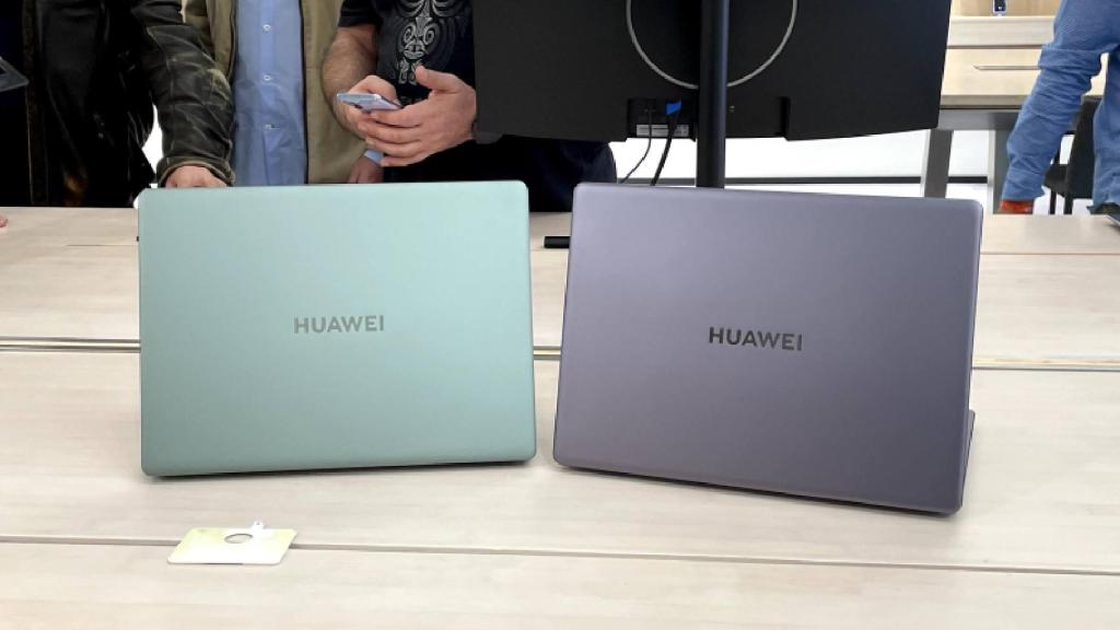 El Huawei MateBook 14s en verde y gris.