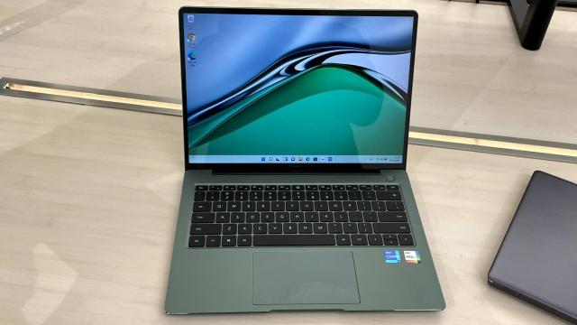 El nuevo Huawei MateBook 14s en verde.