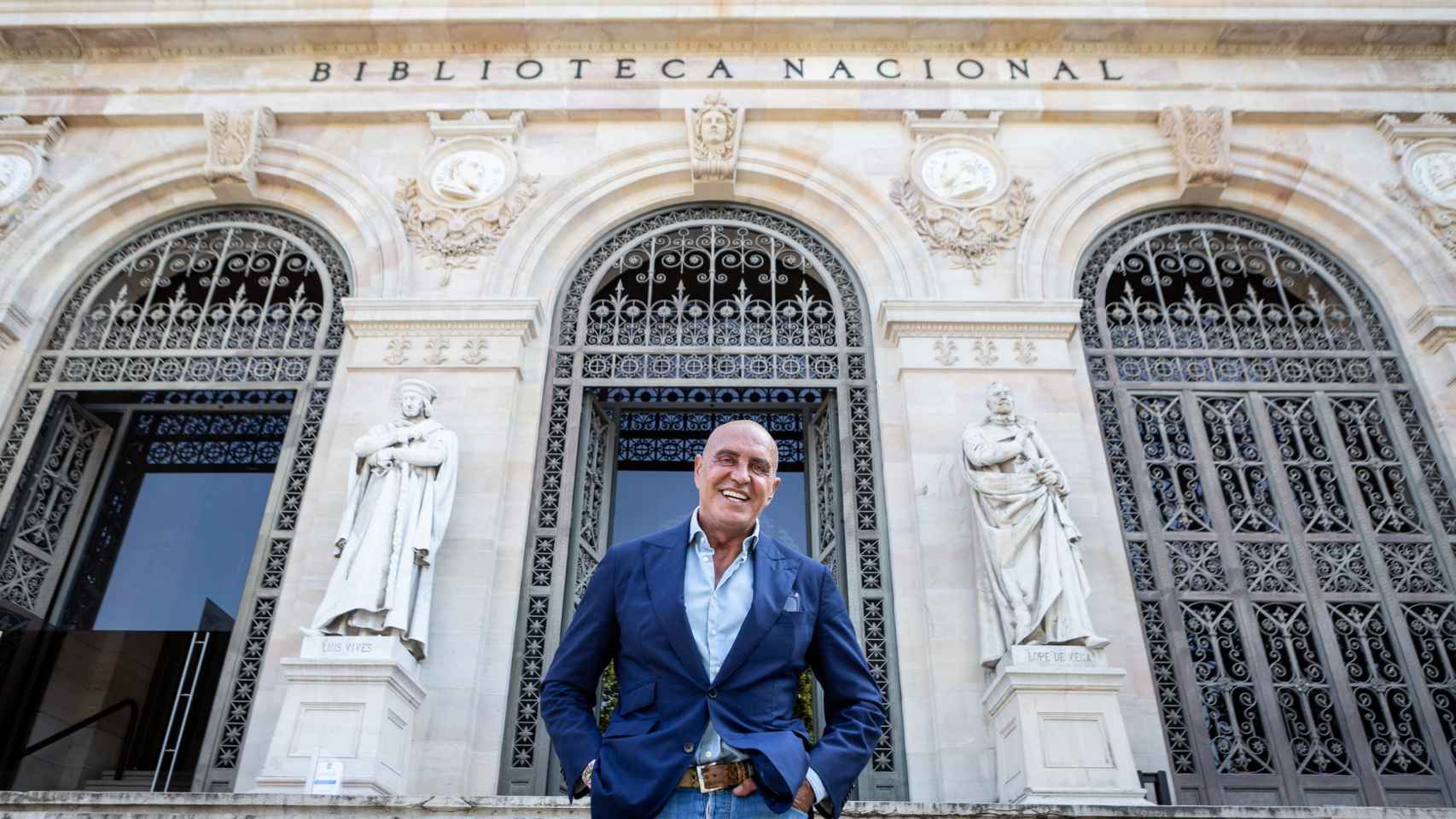 Kiko Matamoros en la puerta de la Biblioteca Nacional de España.
