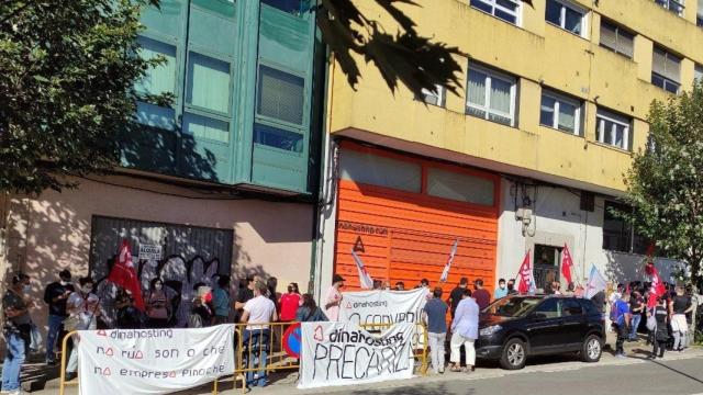 Trabajadores de Dinahosting participan en una protesta.